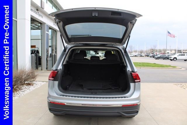 Used 2023 Volkswagen Tiguan SE w/ Panoramic Sunroof Package image 9