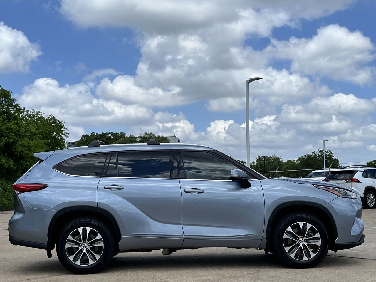 Used 2022 Toyota Highlander XLE image 3