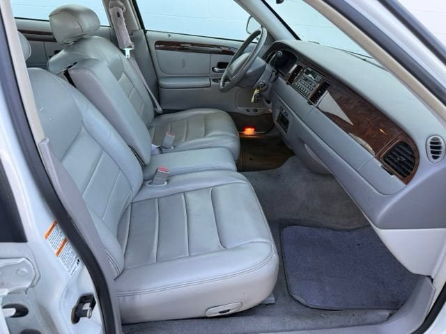 Used 2002 Lincoln Town Car Executive RWD image 14