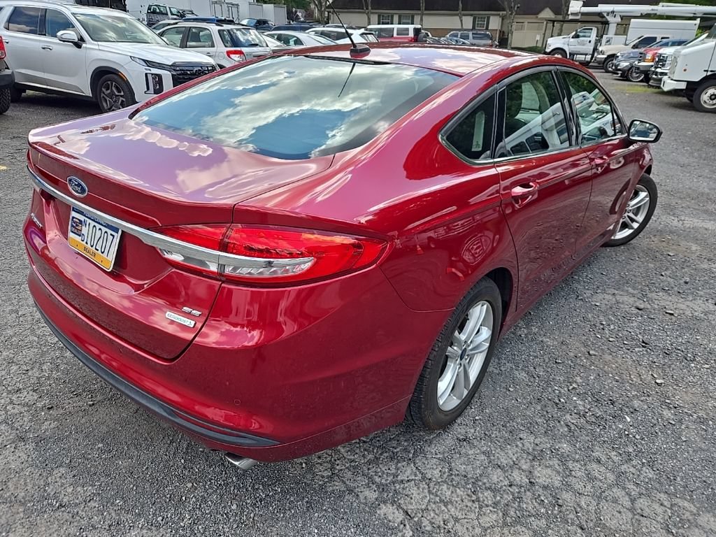 Used 2018 Ford Fusion SE w/ Fusion SE Technology Package FWD image 4
