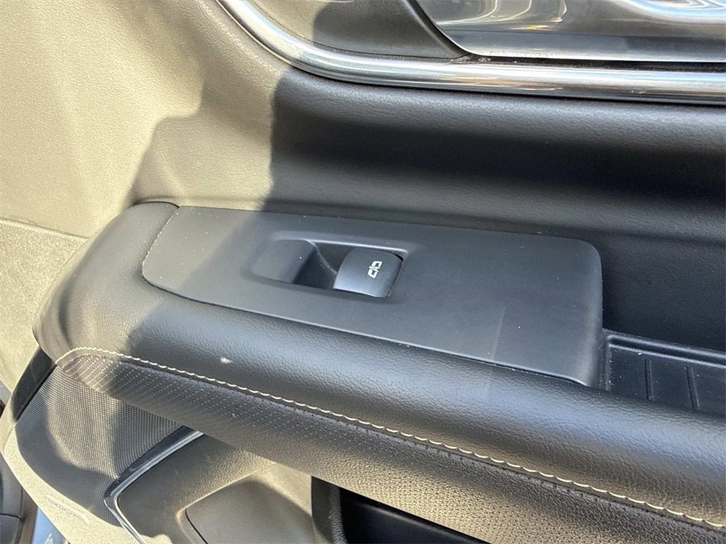 Used 2023 GMC Yukon SLT w/ SLT Luxury Package image 32