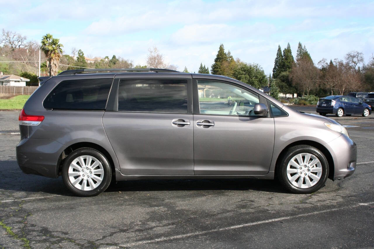 Used 2014 Toyota Sienna XLE image 4