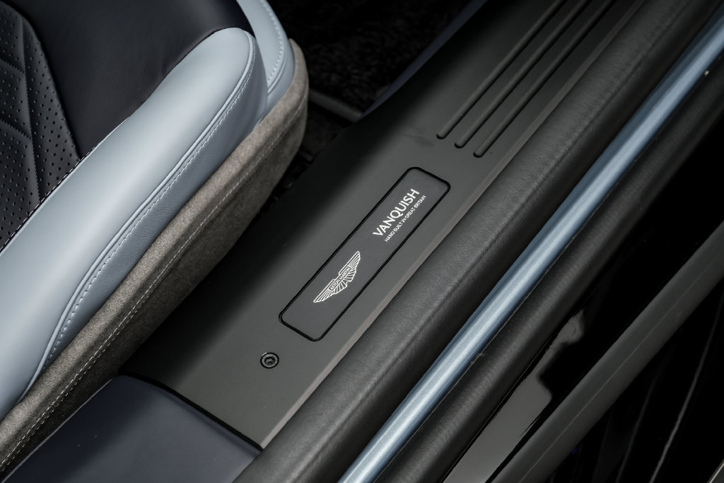 Used 2025 Aston Martin Vanquish RWD image 40