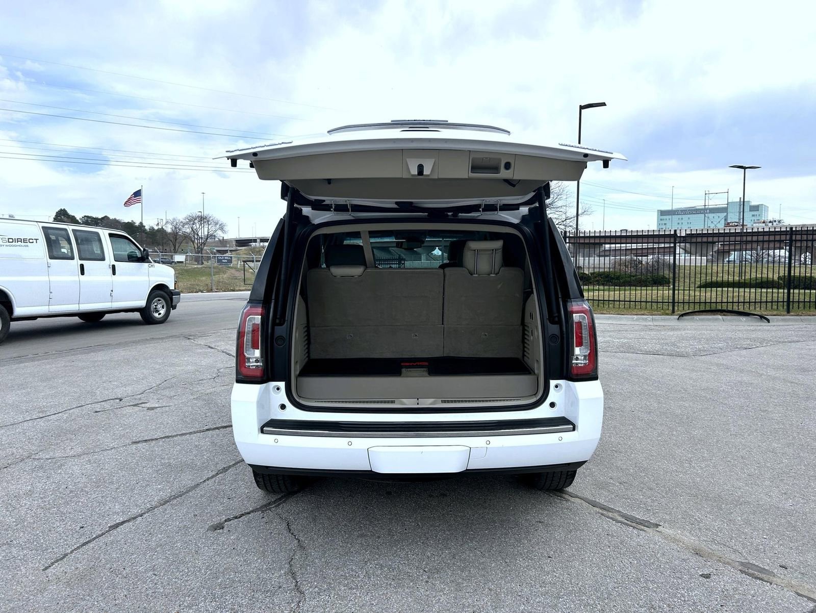 Used 2020 GMC Yukon Denali w/ Denali Premium Package AWD/4WD image 23
