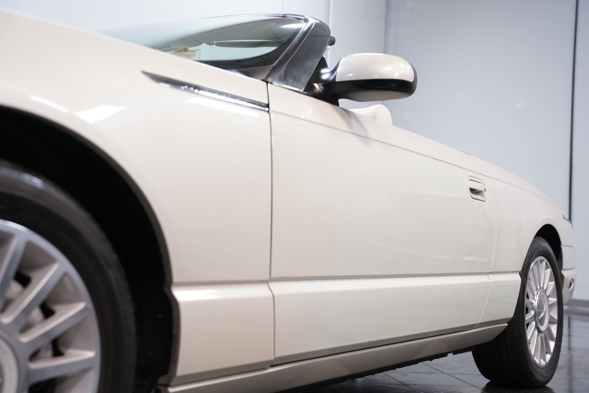 Used 2005 Ford Thunderbird 50th Anniversary RWD image 19