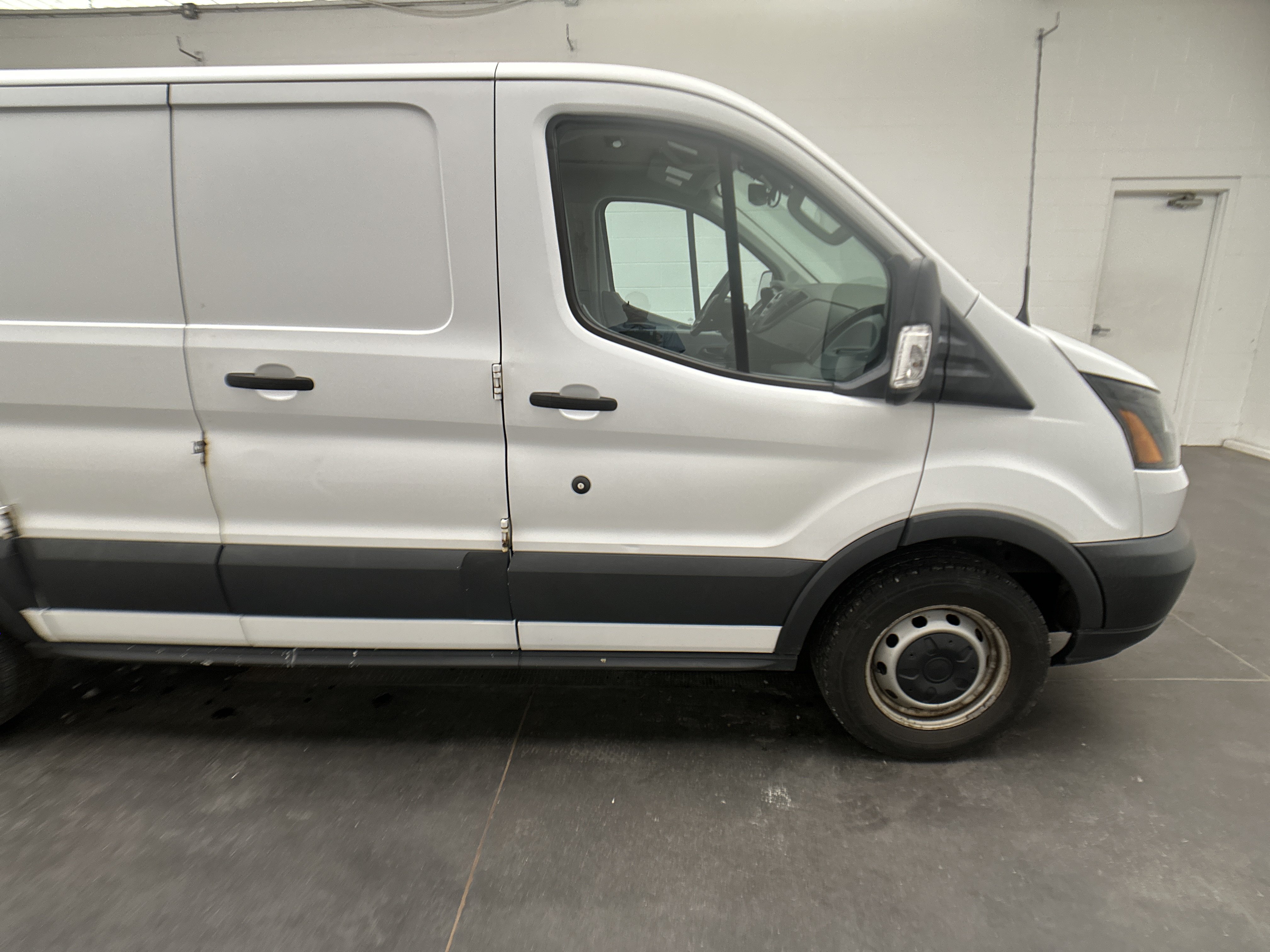 Used 2015 Ford Transit 150 130 Low Roof RWD image 9