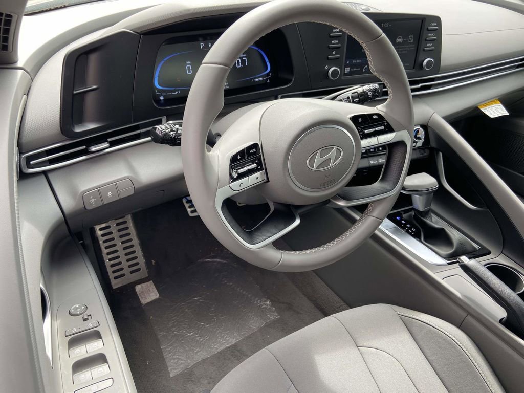 Used 2025 Hyundai Elantra Sport image 12