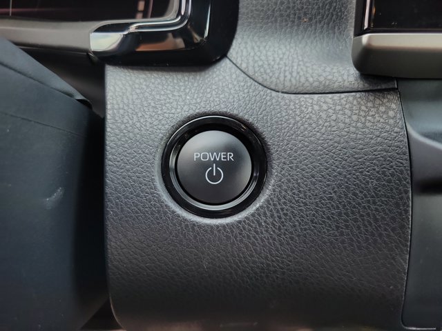 Used 2025 Toyota Camry SE image 12