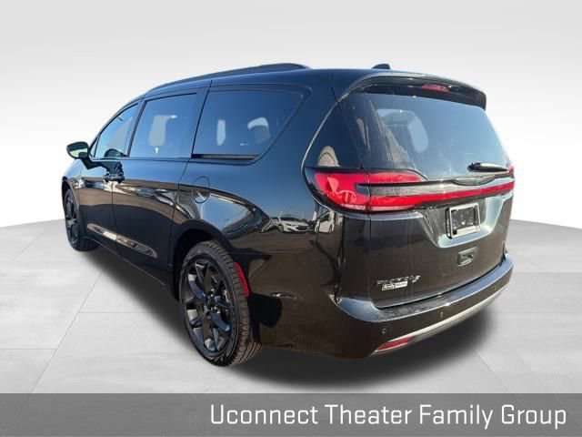 Used 2022 Chrysler Pacifica Touring-L w/ Uconnect Theater Family Group image 10
