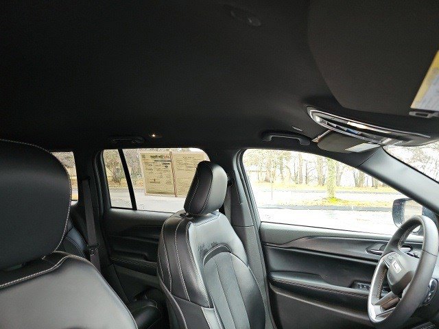 Used 2024 Jeep Grand Cherokee Altitude image 13