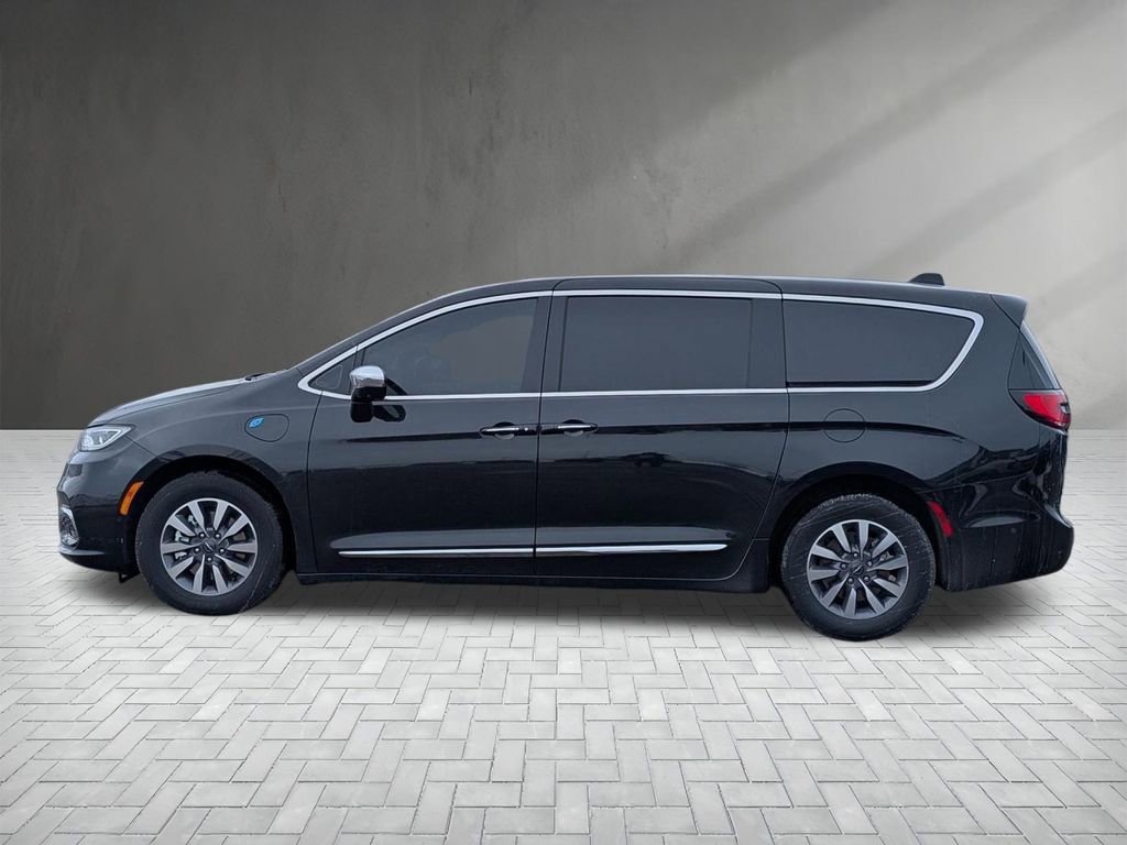 Used 2023 Chrysler Pacifica Touring-L image 6