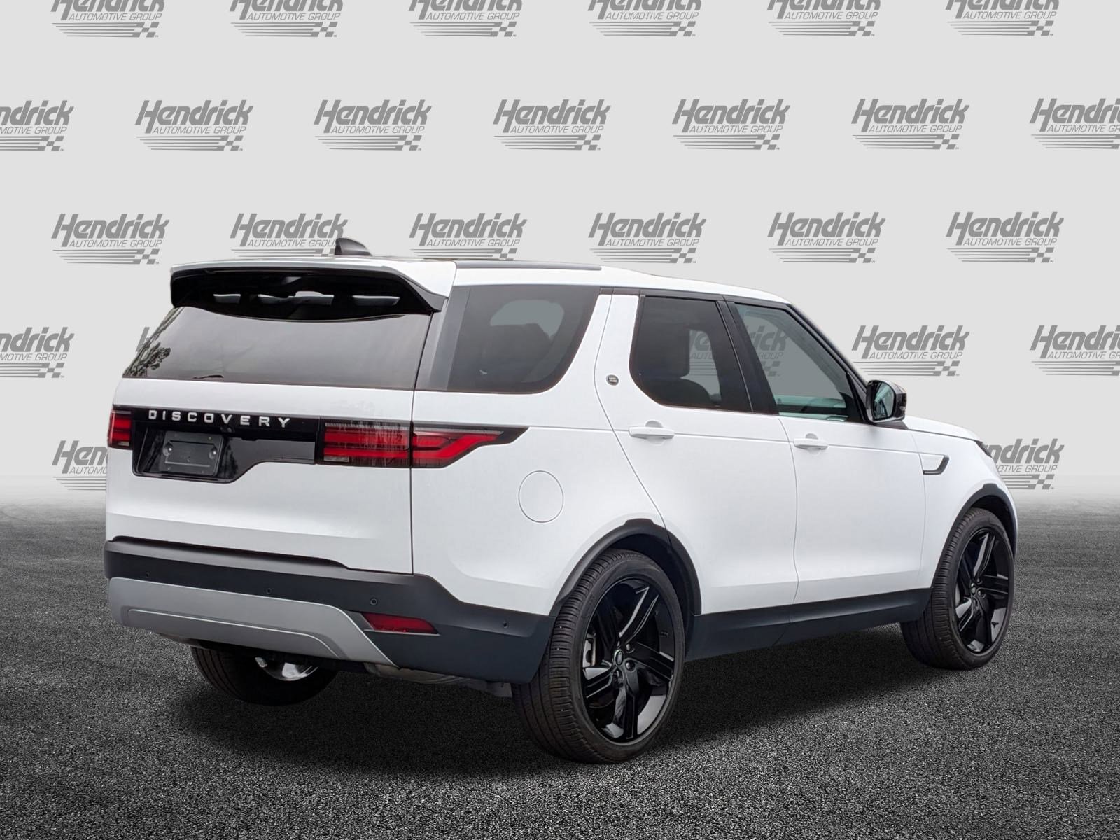 Used 2024 Land Rover Discovery S image 10