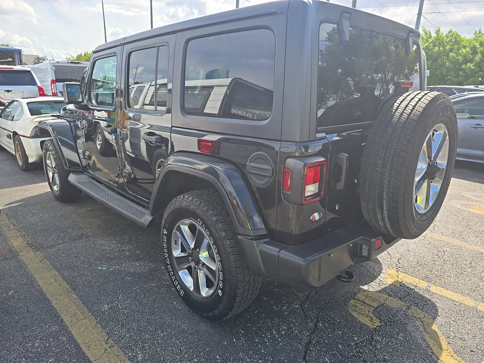 Used 2019 Jeep Wrangler Unlimited Sahara AWD/4WD image 6