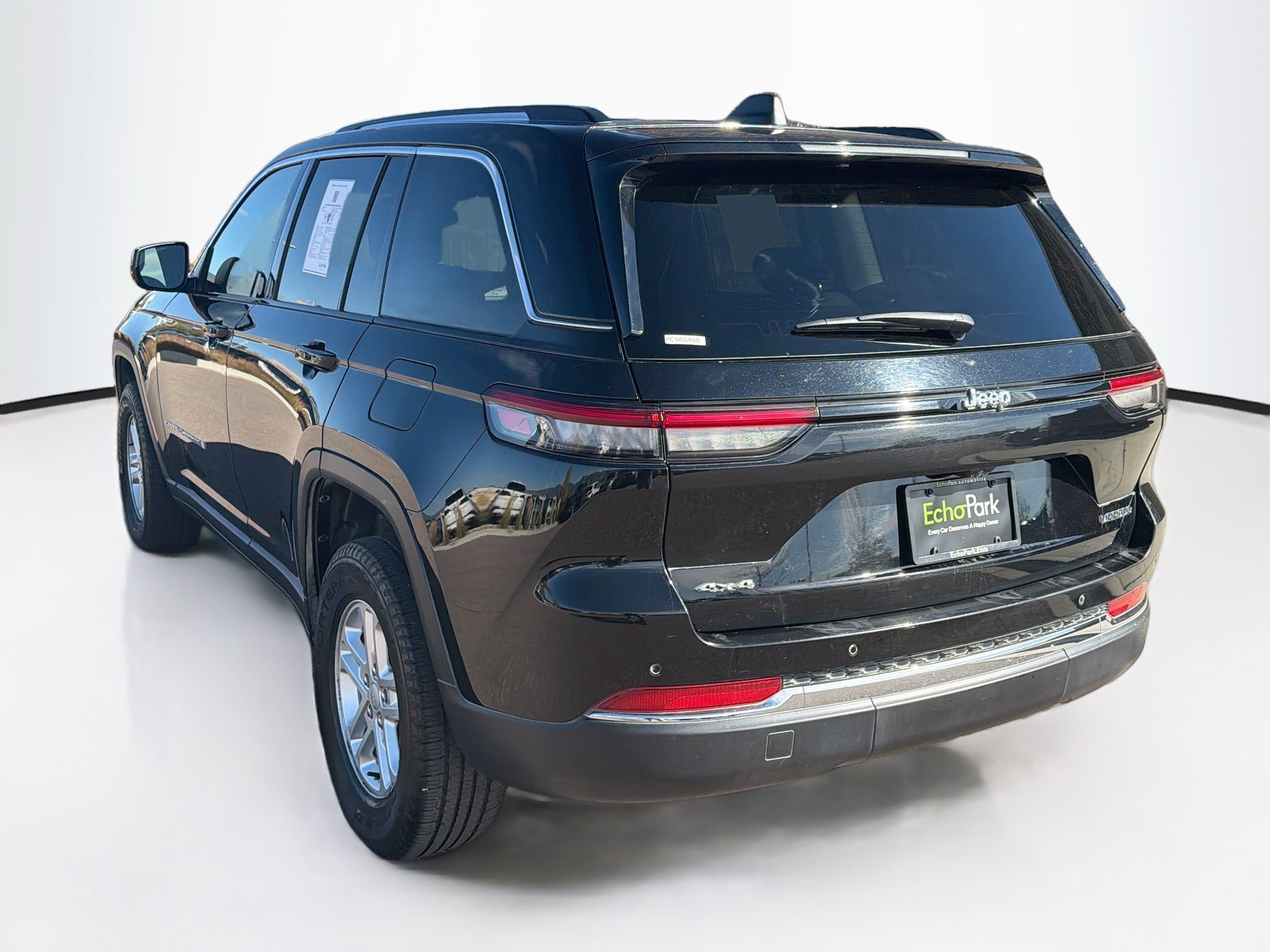 Used 2023 Jeep Grand Cherokee Laredo w/ Luxury Tech Group I AWD/4WD image 5