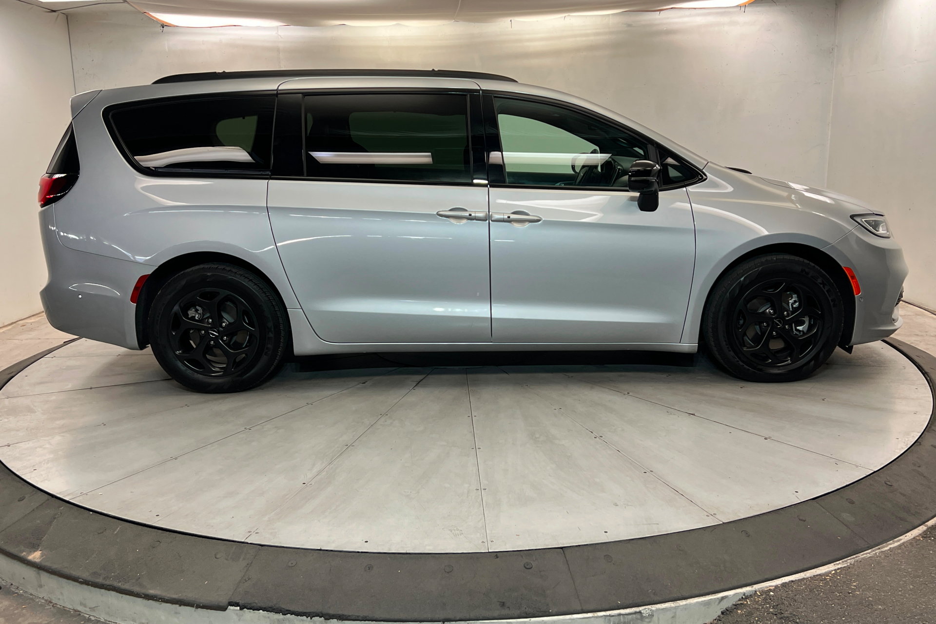 Used 2024 Chrysler Pacifica Premium FWD image 7