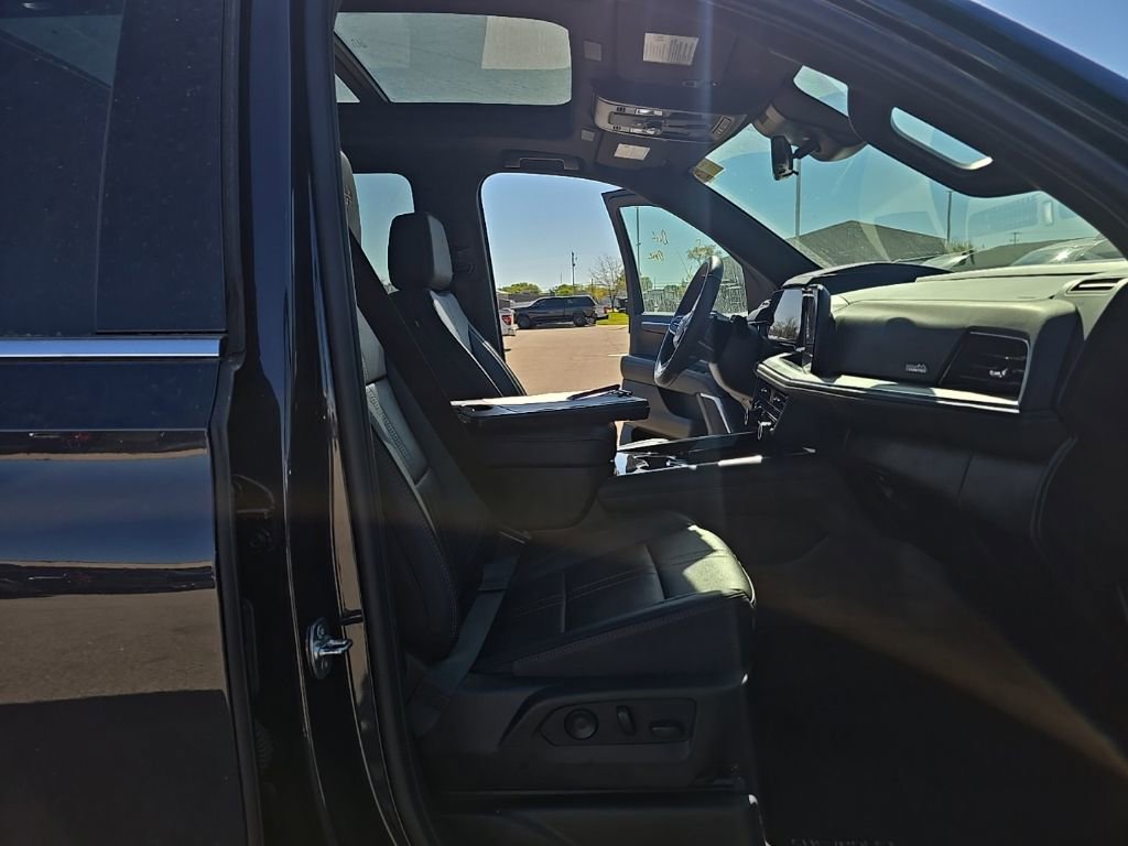 Used 2025 Chevrolet Suburban High Country w/ Sun And Tow Package AWD/4WD image 22