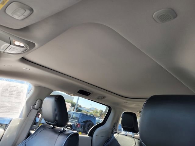 Used 2023 Chrysler Pacifica Limited FWD image 9