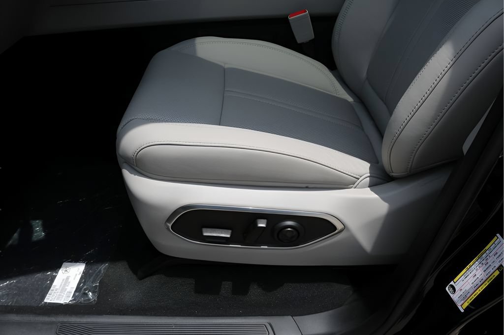 New 2026 Jeep Grand Wagoneer Limited AWD/4WD image 13