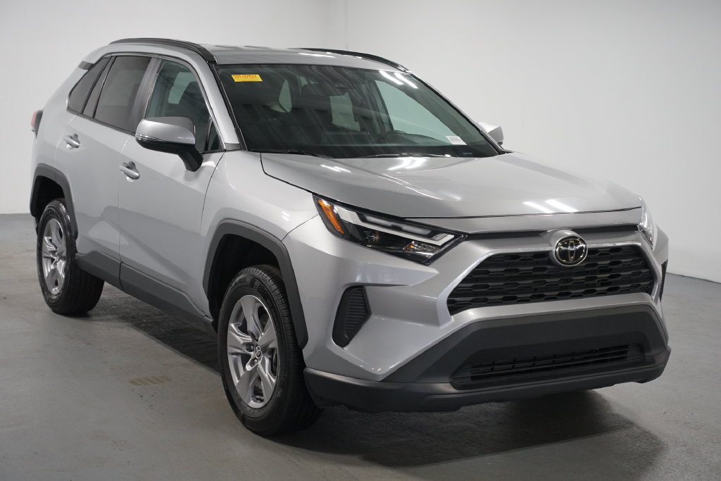 Certified 2025 Toyota RAV4 XLE FWD image 3