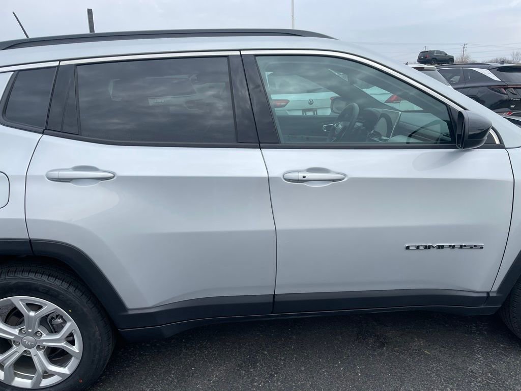 Used 2024 Jeep Compass Latitude image 32