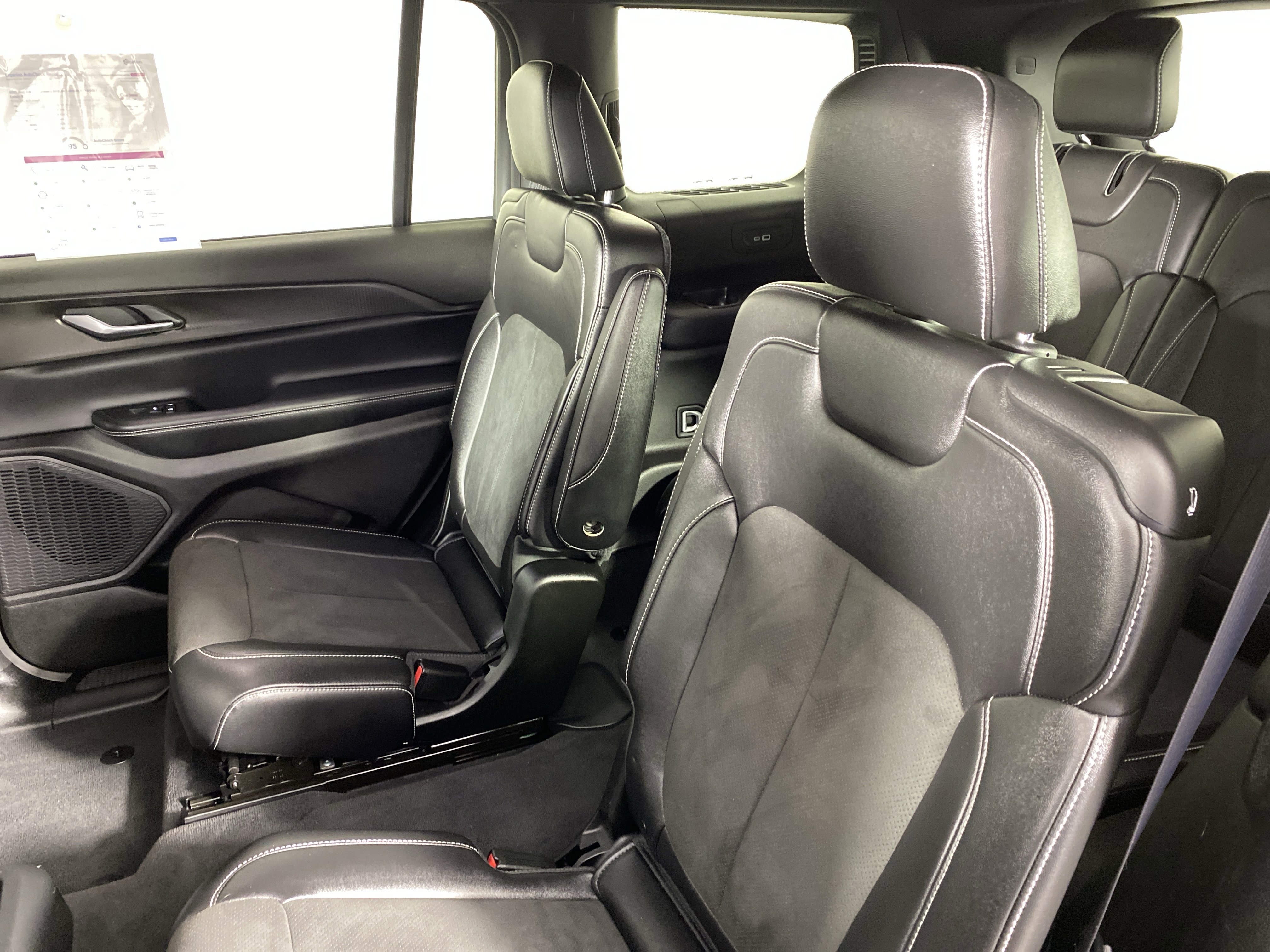 Used 2023 Jeep Grand Cherokee L Laredo image 32