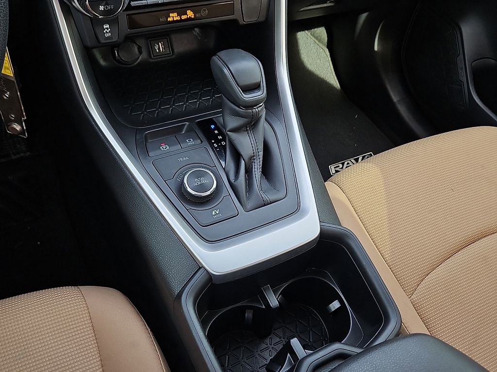 Used 2025 Toyota RAV4 LE image 18