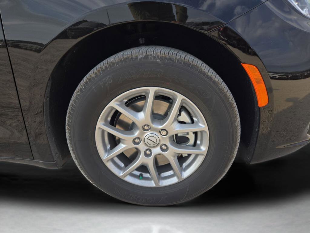 New 2026 Chrysler Pacifica Select FWD image 32