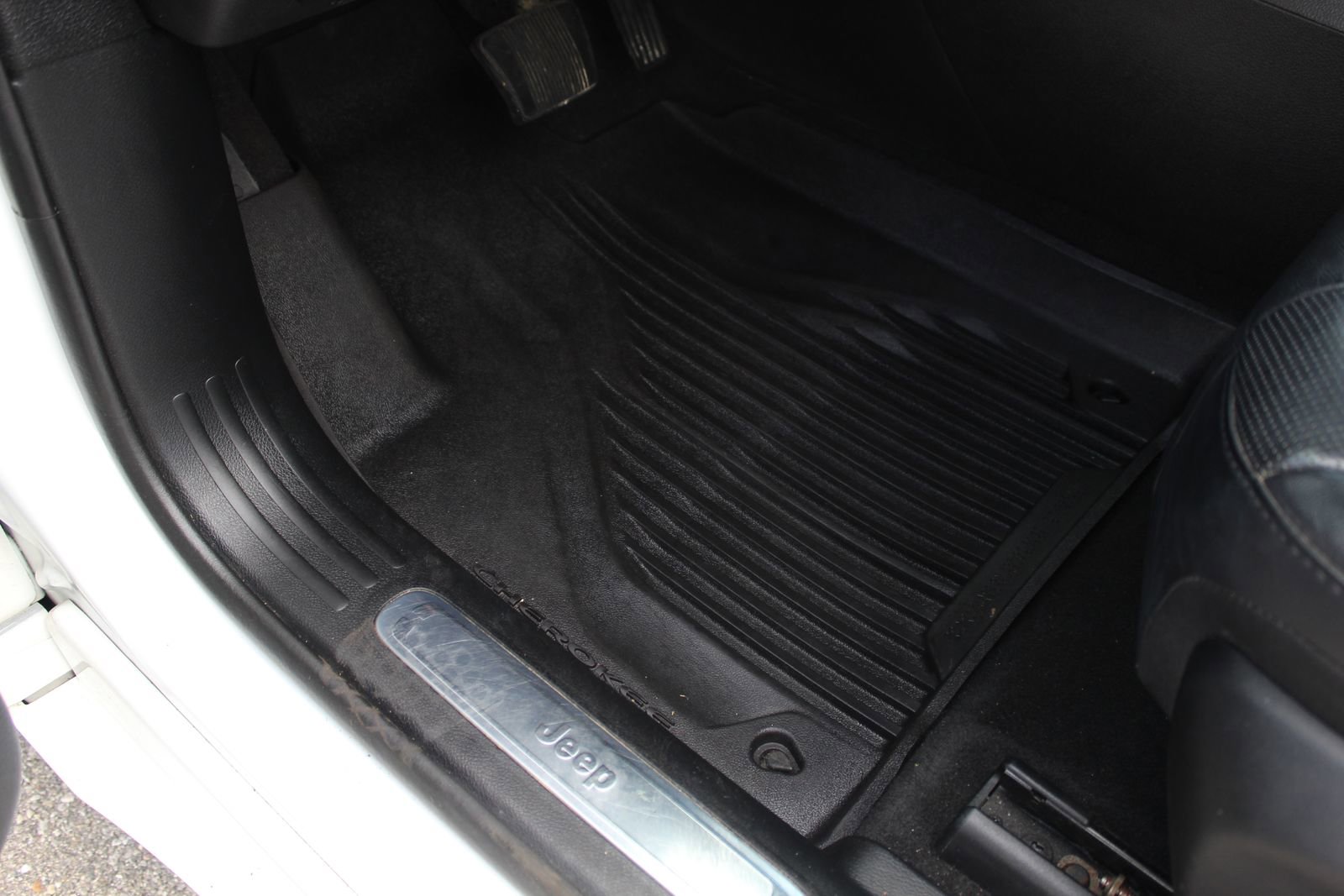 Used 2019 Jeep Cherokee Overland w/ Technology Group image 22