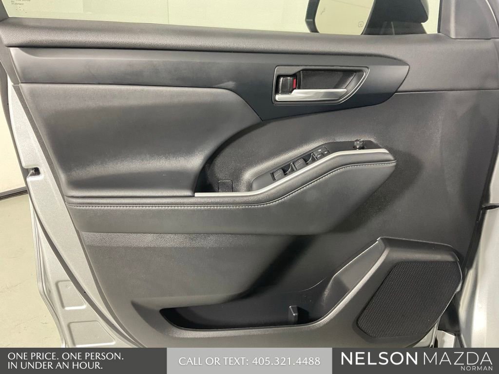 Used 2022 Toyota Highlander XSE FWD image 17