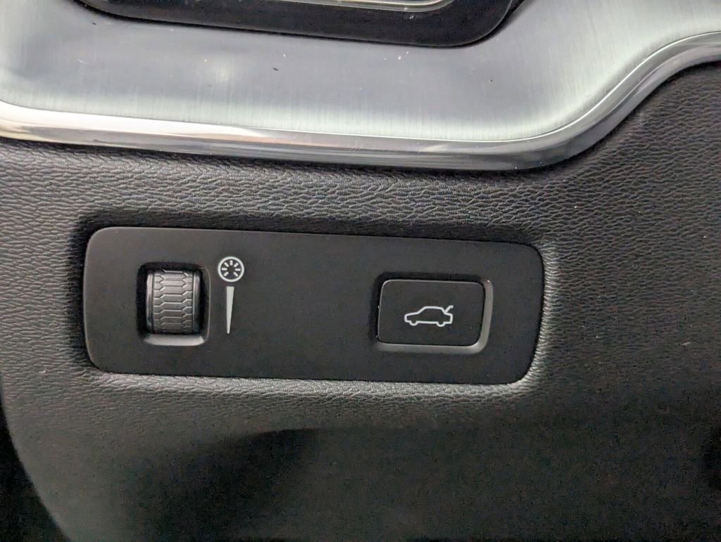 Used 2018 Volvo XC60 T6 Momentum w/ Convenience Package image 13