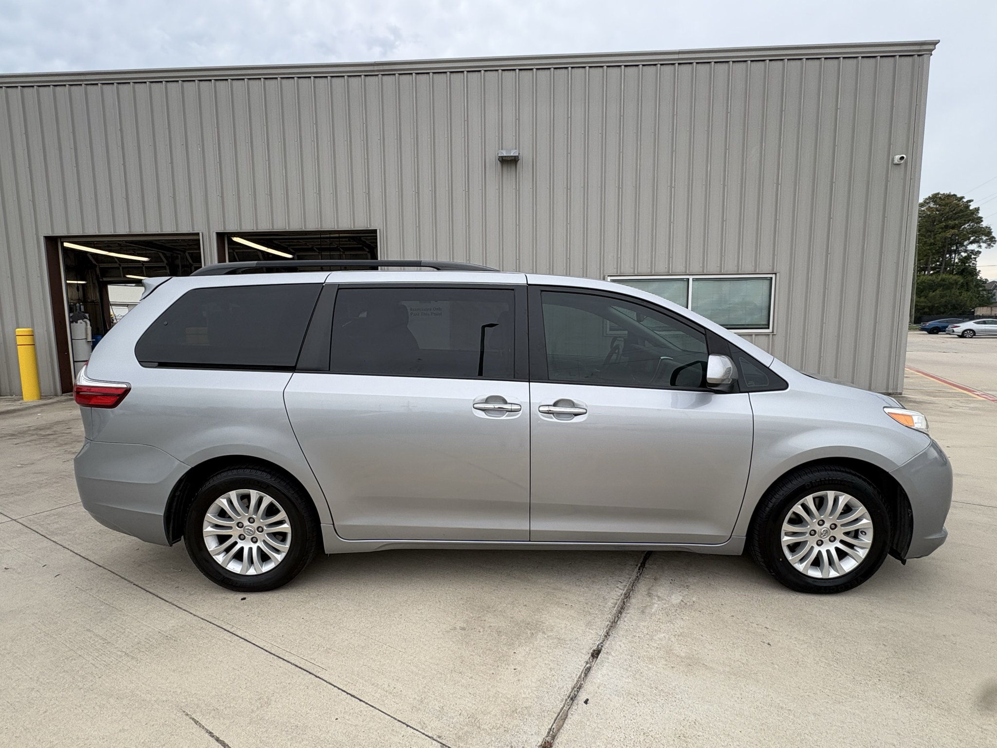 Used 2017 Toyota Sienna XLE FWD image 9