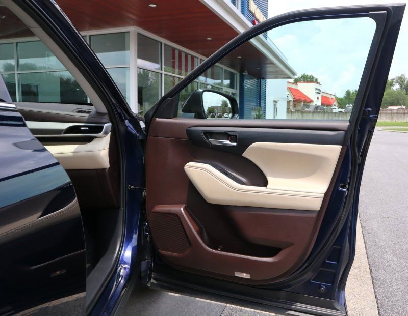 Used 2021 Toyota Highlander XLE image 25