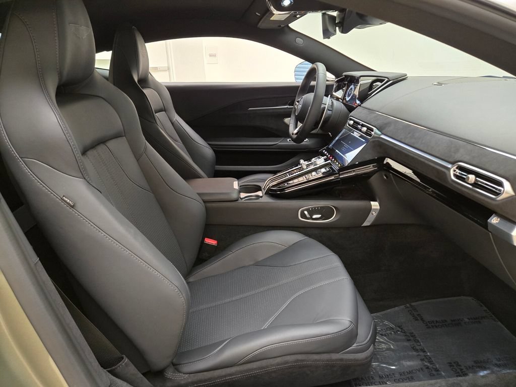 Used 2025 Aston Martin V8 Vantage Coupe RWD image 21