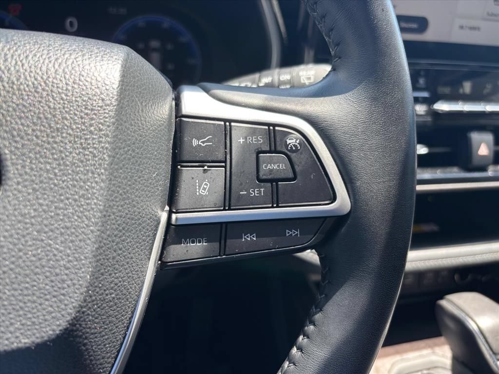 Used 2023 Toyota Highlander Limited AWD/4WD image 18
