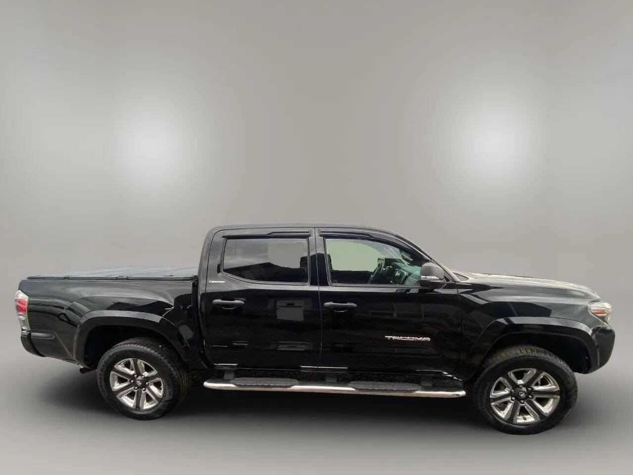 Used 2016 Toyota Tacoma Limited w/ Towing Package image 7