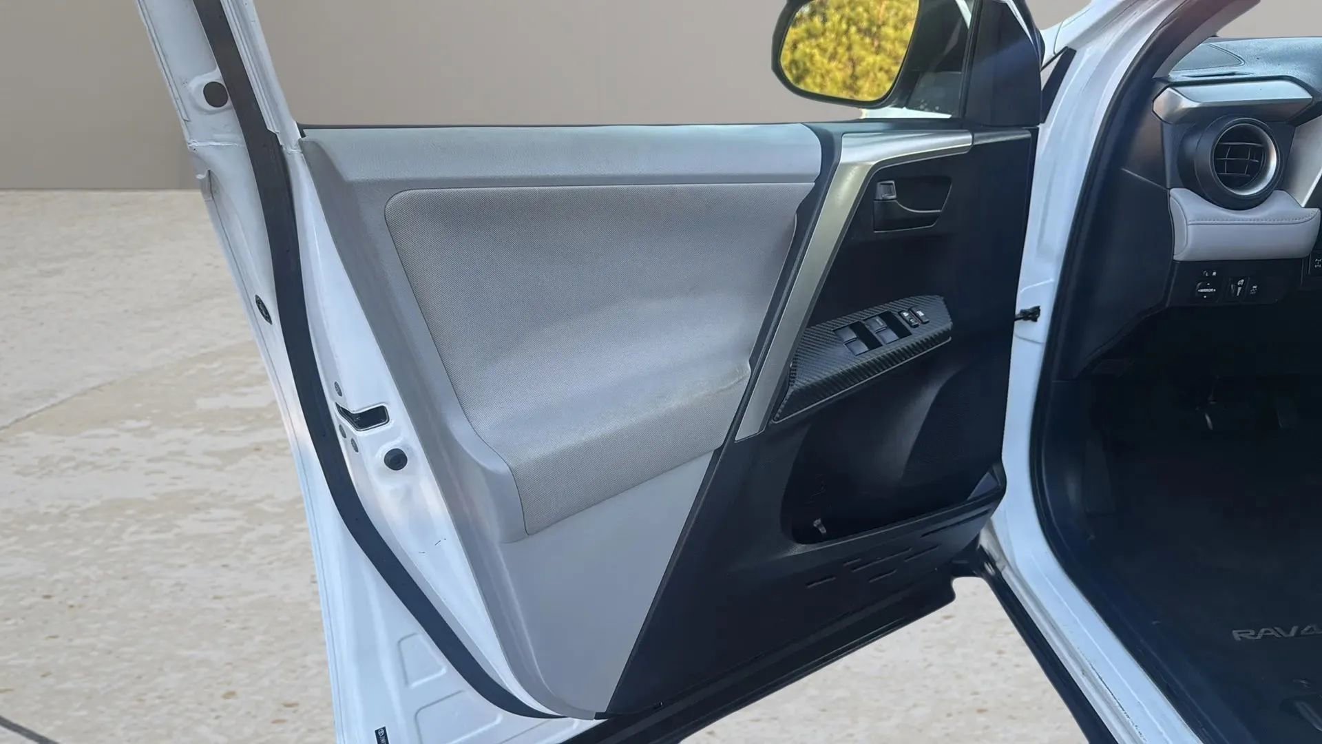 Used 2013 Toyota RAV4 XLE AWD/4WD image 31