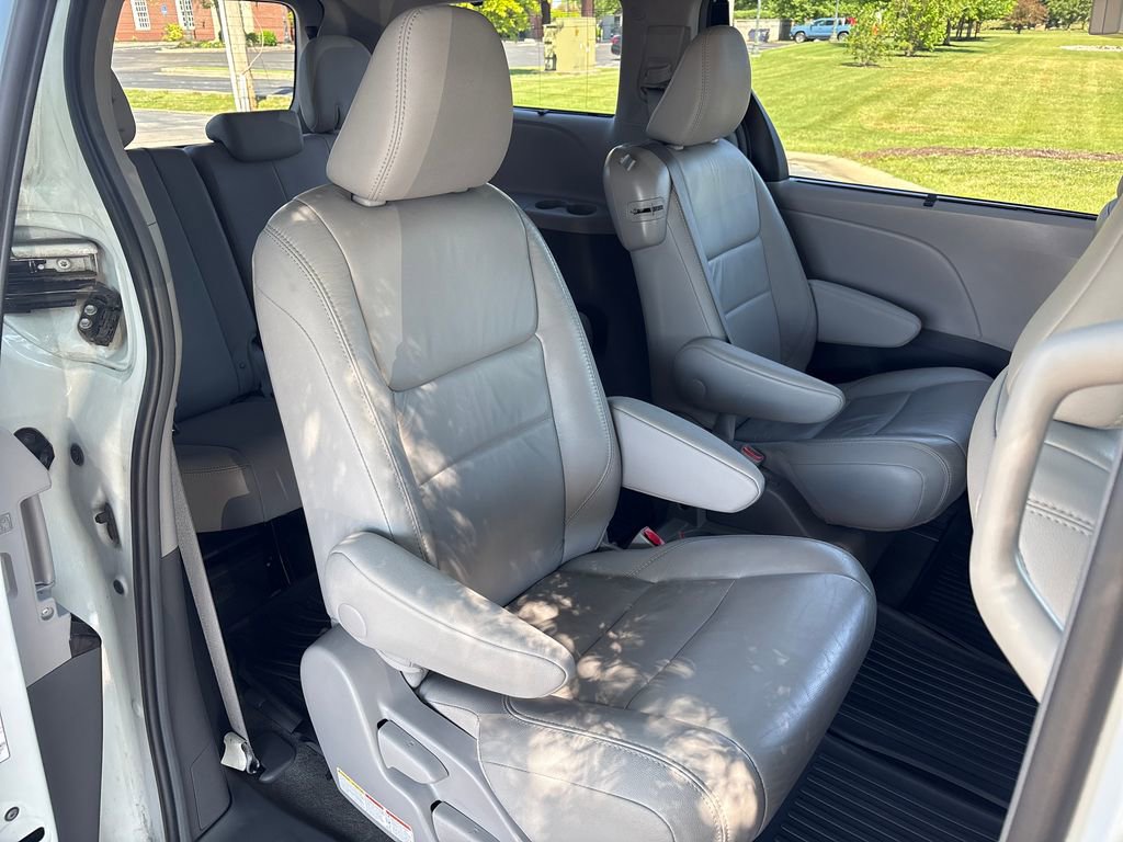 Used 2017 Toyota Sienna XLE Premium FWD image 40