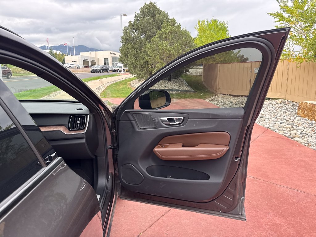 Used 2025 Volvo XC60 B5 Plus w/ Protection Package Premier AWD/4WD image 25