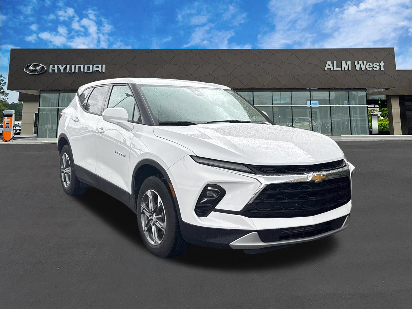 Used 2025 Chevrolet Blazer LT FWD image 3