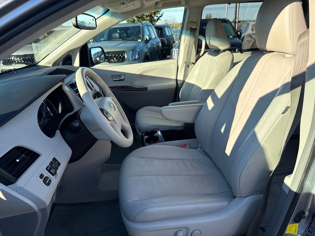 Used 2012 Toyota Sienna XLE image 15