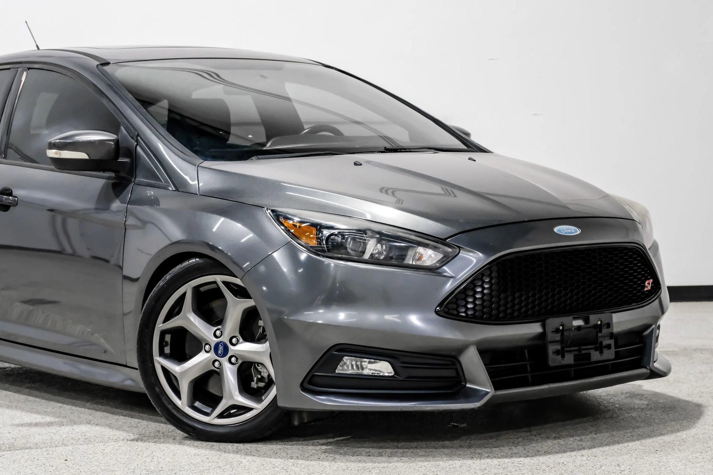Used 2018 Ford Focus ST w/ Equipment Group 402A FWD image 13
