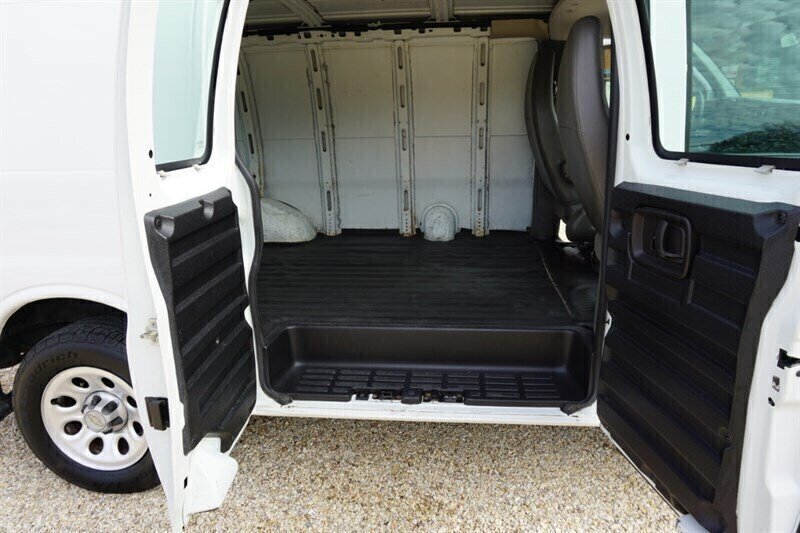 Used 2010 Chevrolet Express 1500 RWD image 21