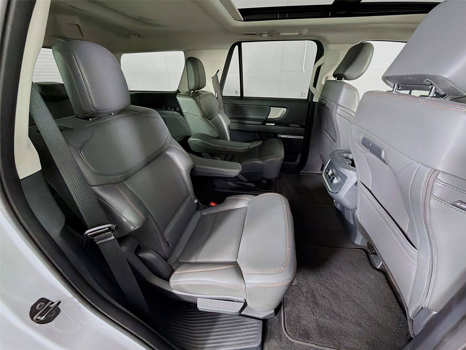 Used 2025 Ford Expedition Active AWD/4WD image 30