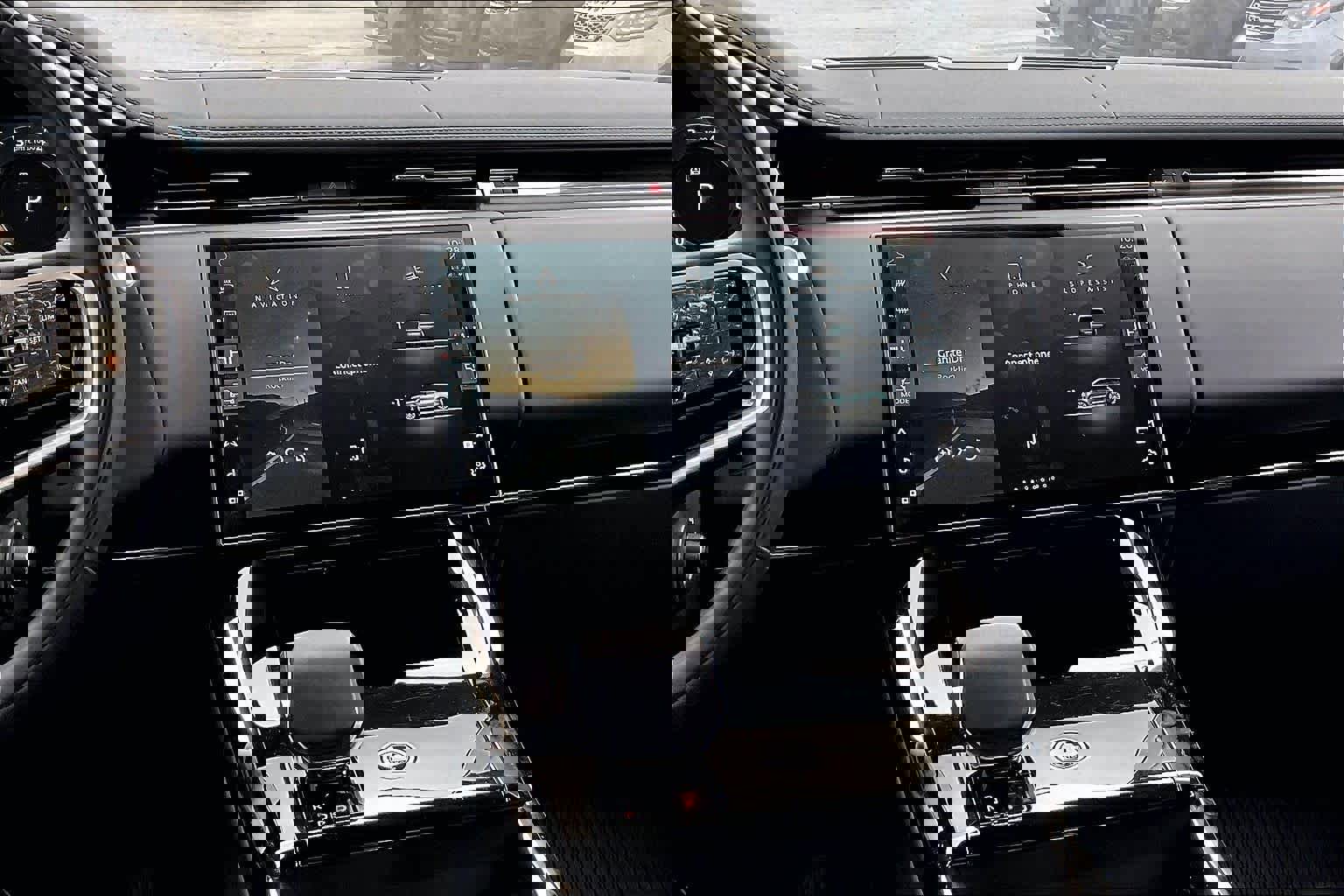 Used 2025 Land Rover Range Rover Sport image 9