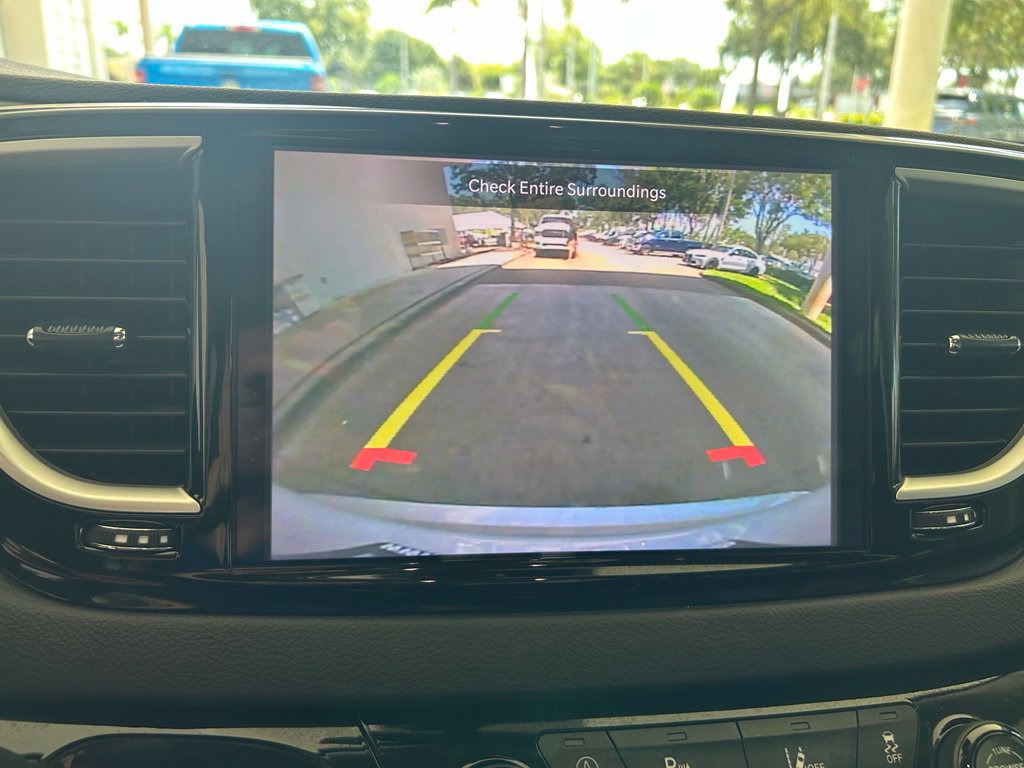 Used 2024 Chrysler Pacifica Touring-L FWD image 10