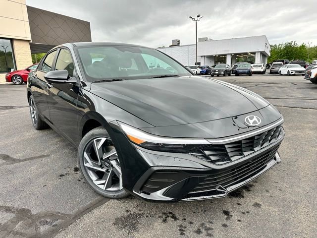 New 2025 Hyundai Elantra SEL image 3