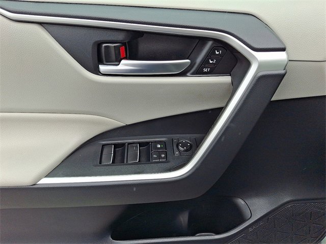 Used 2019 Toyota RAV4 XLE Premium image 12