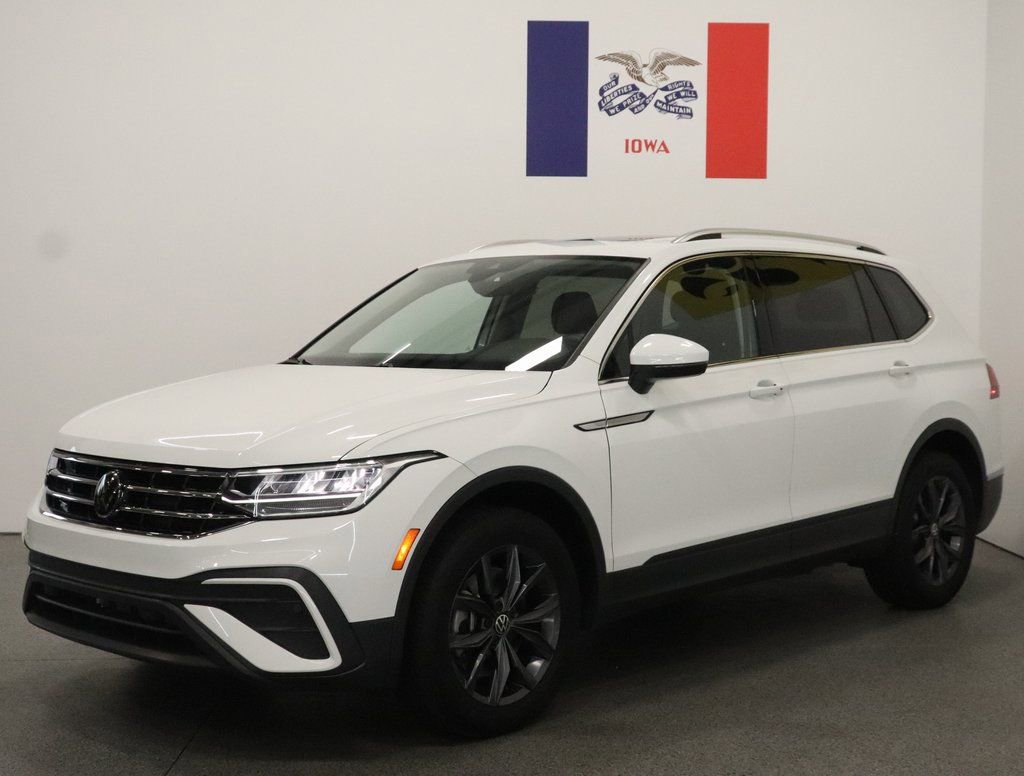 Used 2024 Volkswagen Tiguan SE w/ Panoramic Sunroof Package image 8