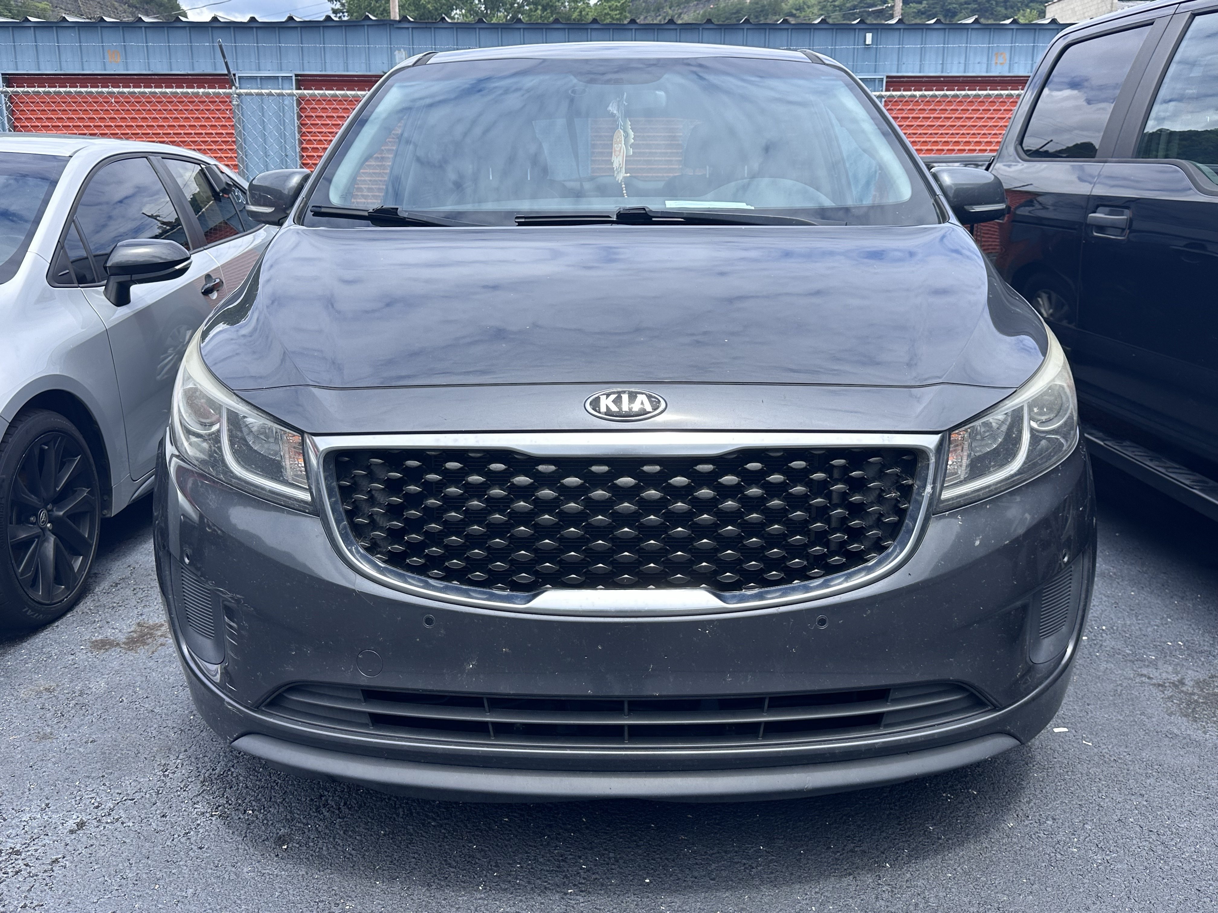 Used 2017 Kia Sedona LX w/ LX Essentials Premium Package FWD image 4