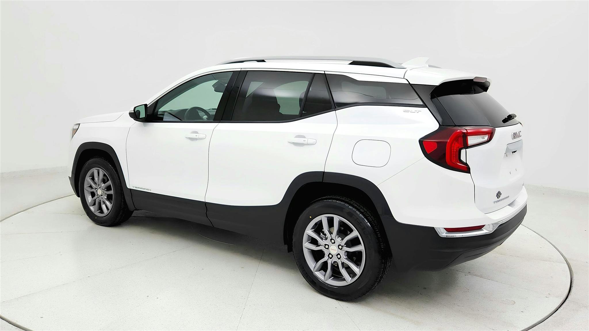 Used 2024 GMC Terrain SLT image 2